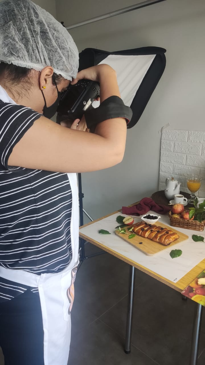 Bastidores de uma sessão de fotos de alimentos em estúdio. Carla Costa Fotografia - BH