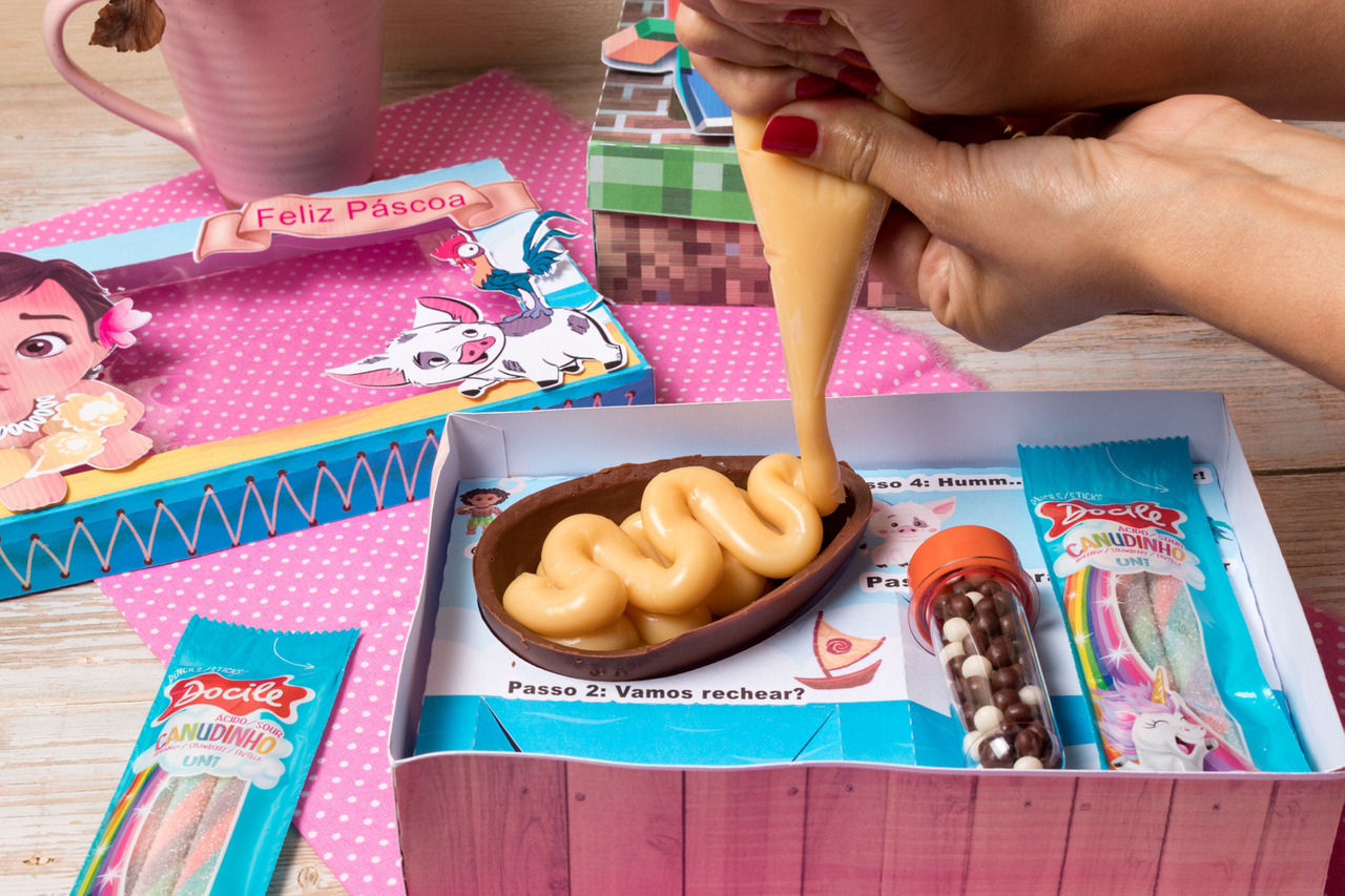 Foto de montagem de kit para Páscoa - Carla Costa Fotografia