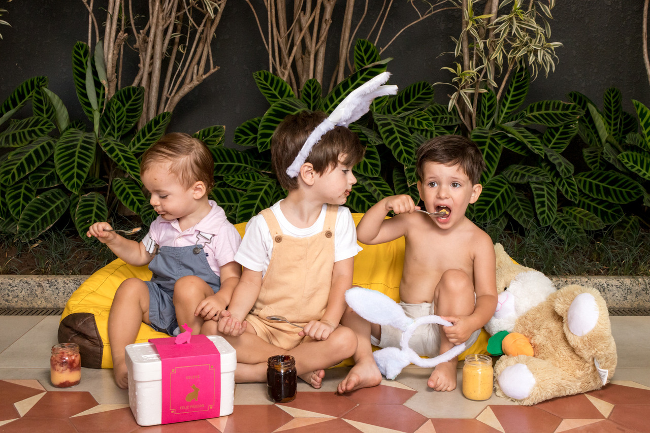Sessão de fotos com crianças degustando produtos de Páscoa - Carla Costa Fotografia