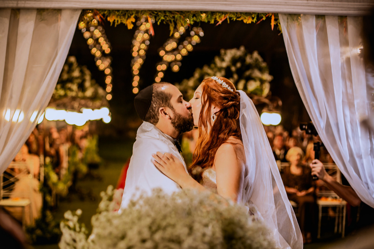 Beijo dos noivos na cerimônia de casamento