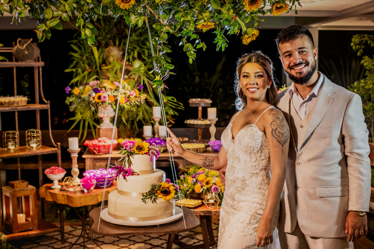 Bolo de casamento com flores de girassol e 3 andares