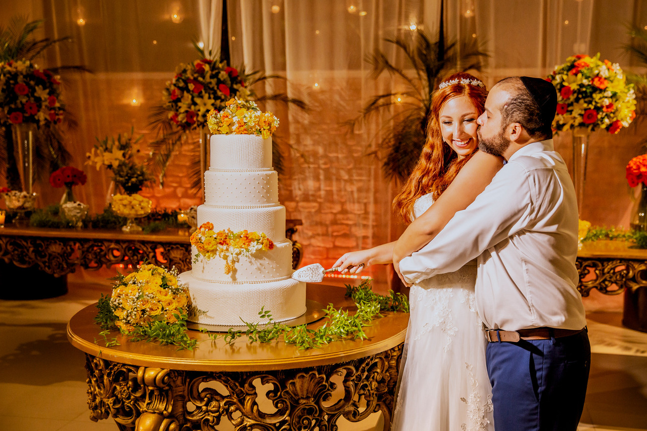 Bolo de casamento com flores e várias camadas