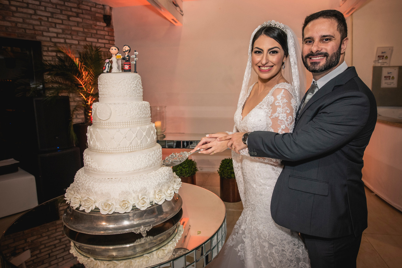 Bolo de casamento com várias camadas e  branco