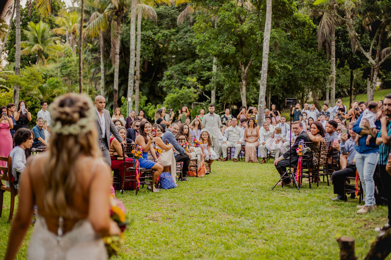 Área verde amplas cheia de convidados durante um casamento