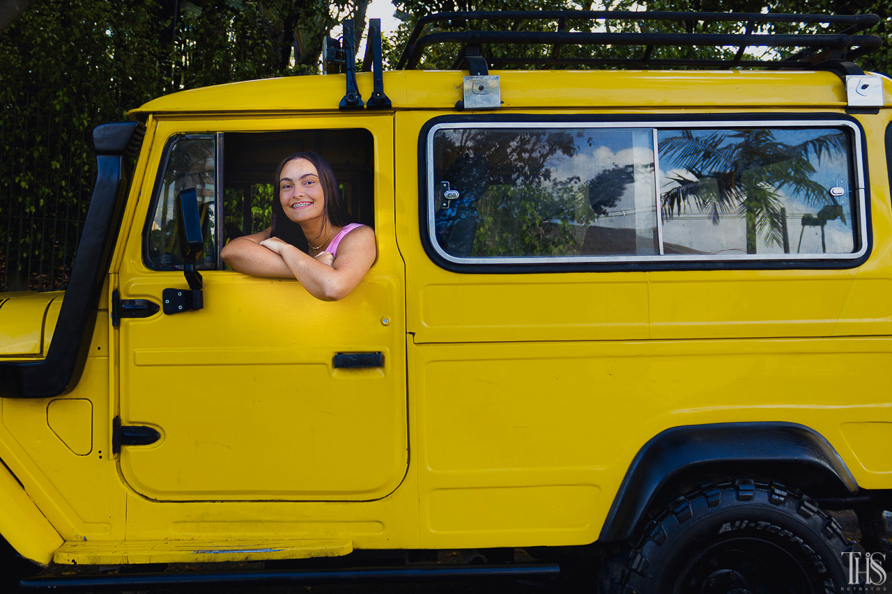 Ensaio de 15 anos, foto da debutante no carro na cidade de São Bernardo do Campo - SP