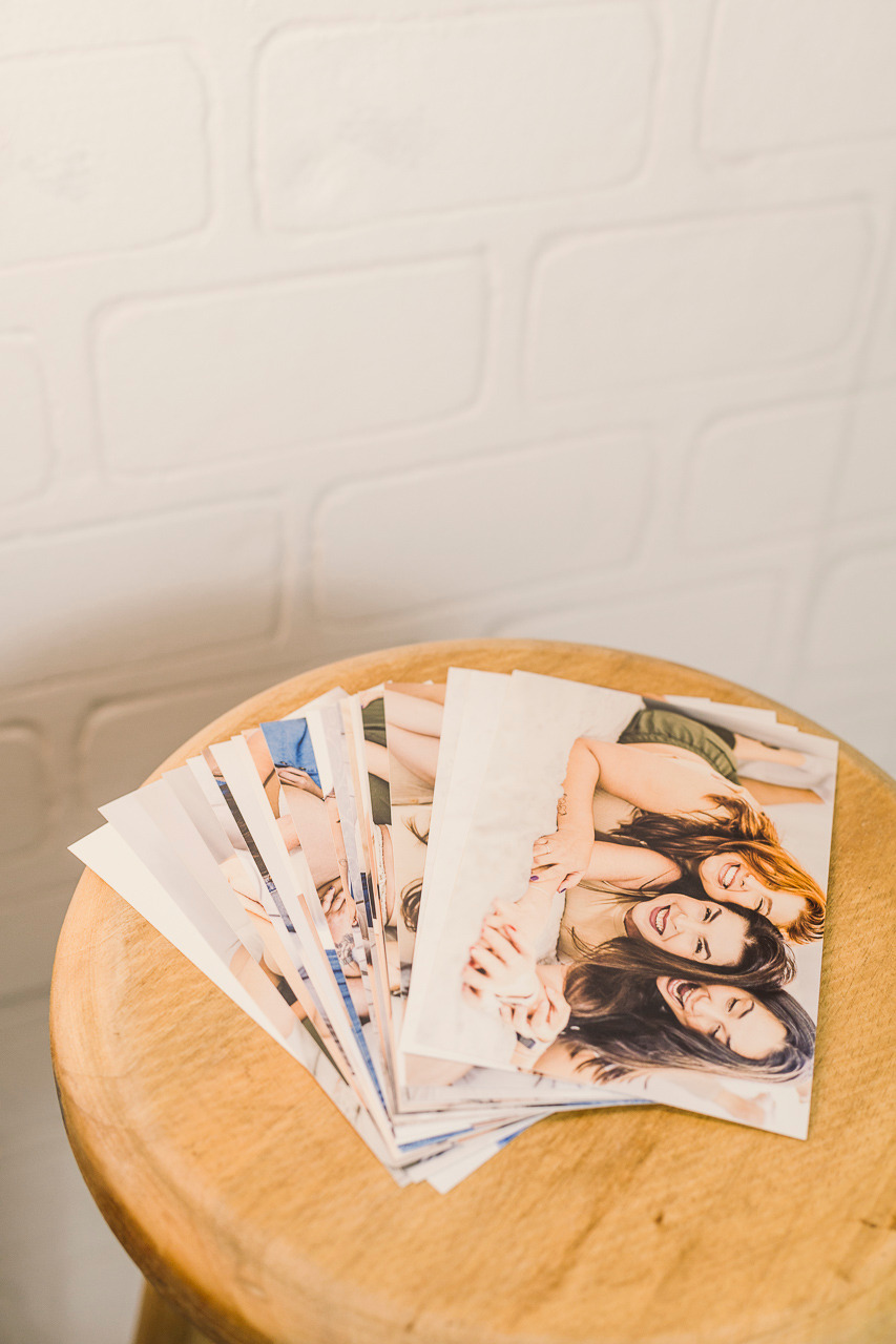 Descubra a importância de revelar fotos e guardar momentos que contam sua história. Toda mulher merece ser lembrada bonita e verdadeira.