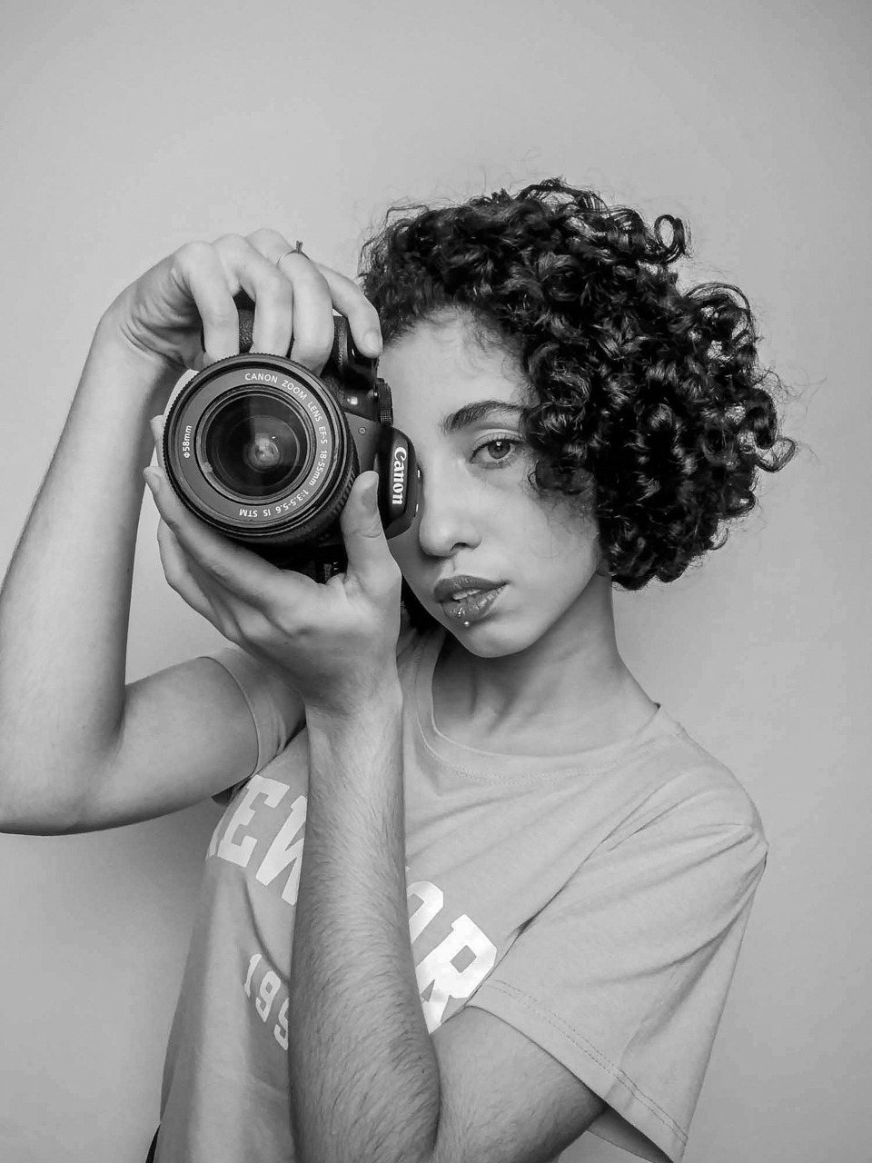 Fotógrafa Lis Rangel, segurando uma câmera.