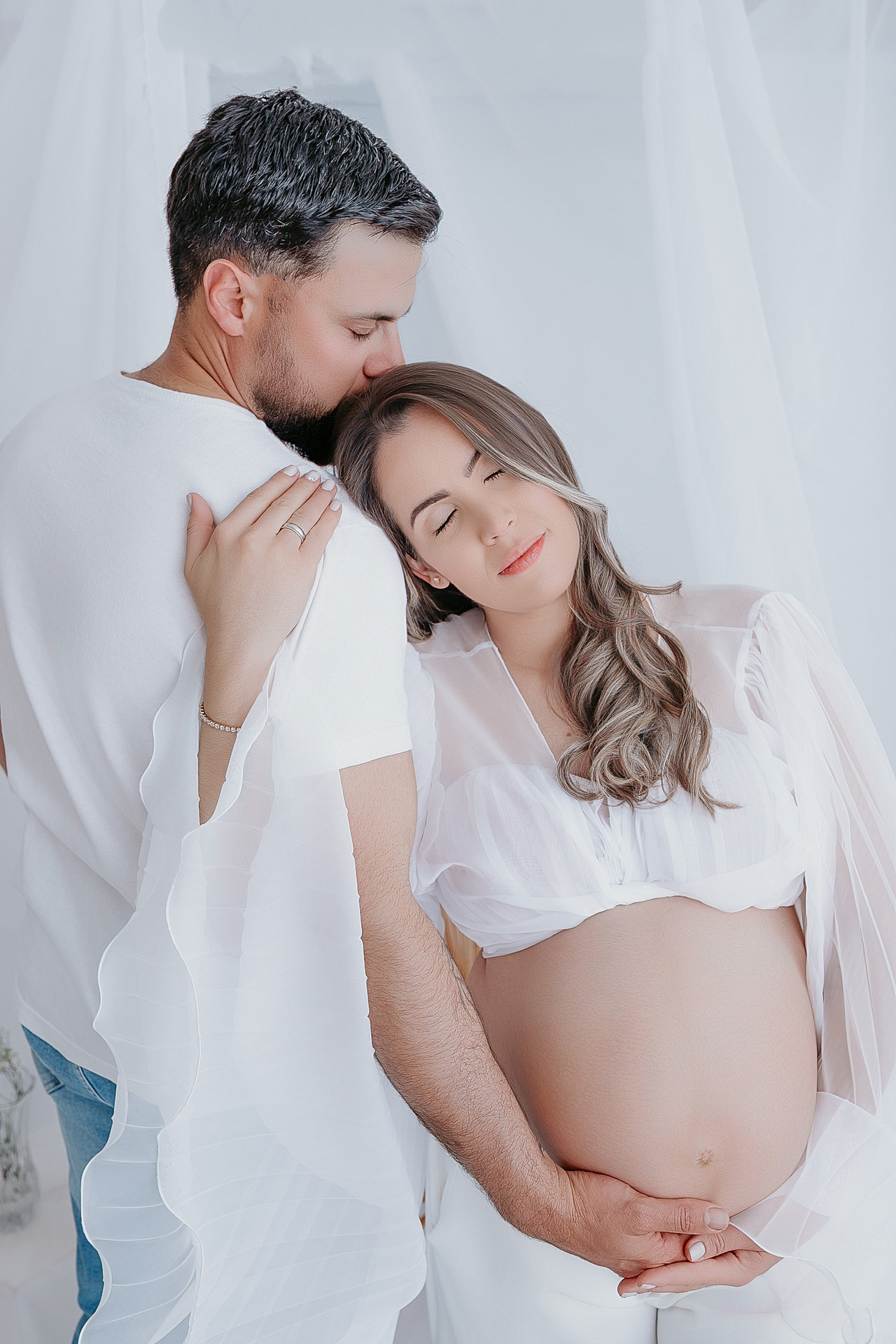 Ensaio gestante com o marido estilo clean , atemporal e minimalista em estúdio com a fotografa jucemara hoffmann em Vacaria RSS