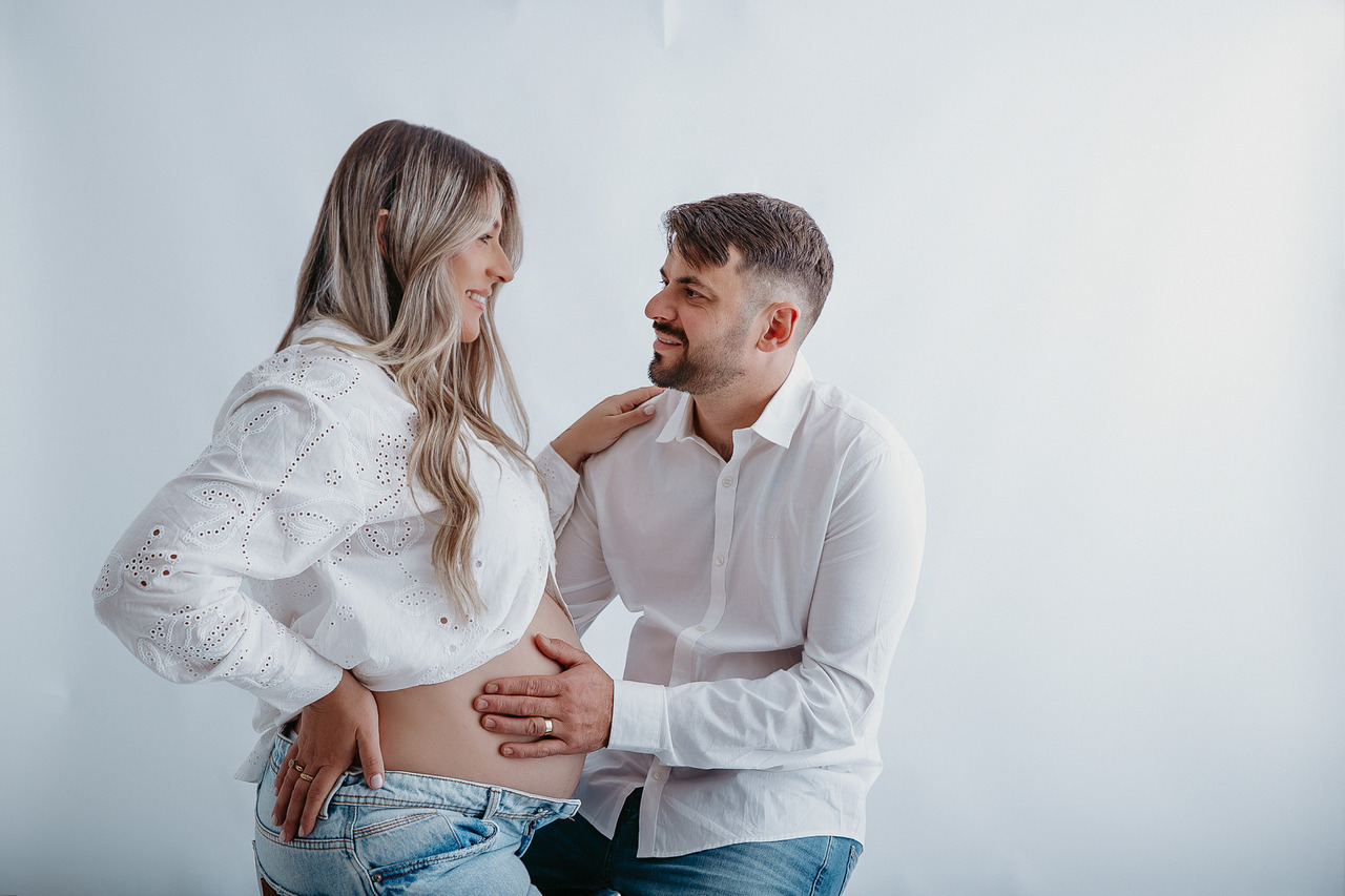 FOTOGRAFIA DE GESTANTE EM ESTÚDIO COM A PARTICIPAÇÃO DO MARIDO NO ESTÚDIO JUCEMARA HOFFMANN EM VACARIA RS