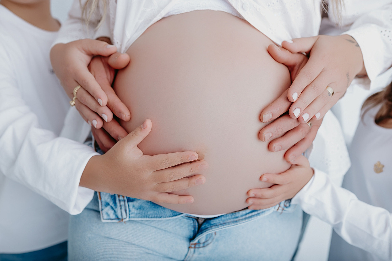 FOTOGRAFIA DE GESTANTE , FOTO DA BARRIGA EM ESTÚDIO COM A FOTOGRAFA JUCEMARA HOFFMANN EM VACARIA RS
