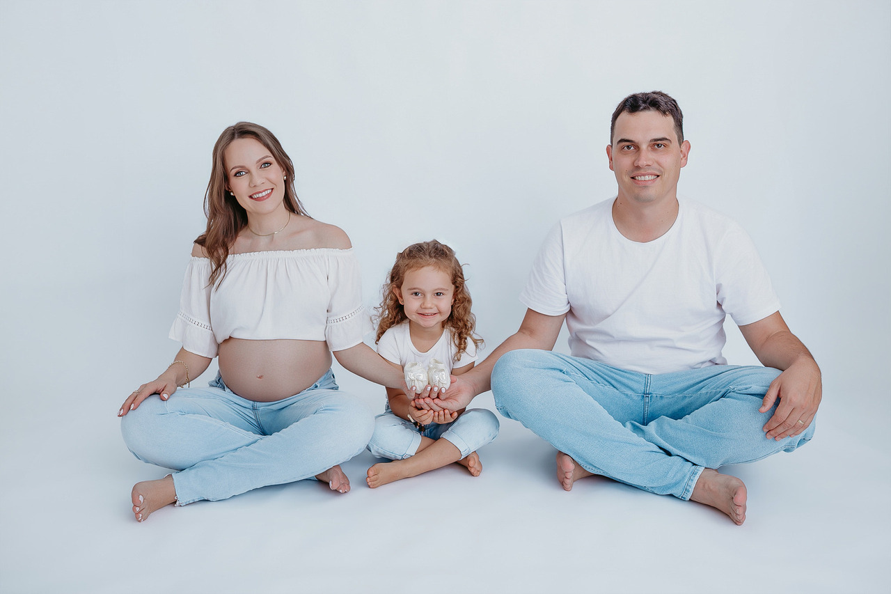 Ensaio gestante em estúdio com estilo minimalista e iluminação suave em estúdio com a participação da família com a fotografa Jucemara Hoffmann em Vacaria, RS E
