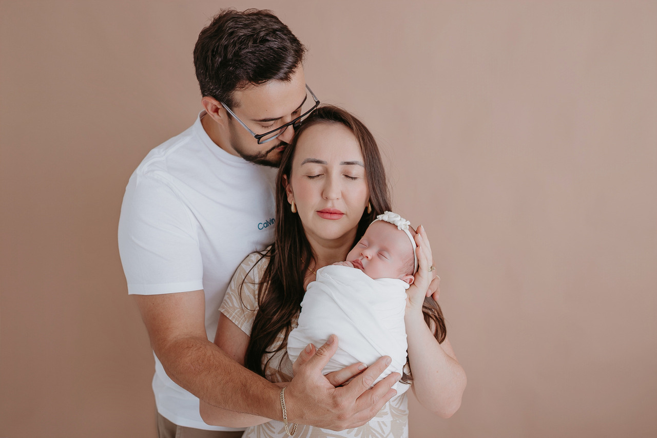 FOTOGRAFIA NEWBORN COM A PARTICIPAÇÃO DOS PAIS NO ESTÚDIO COM A FOTOGRAFA JUCEMARA HOFFMANN EM VACARIA RS