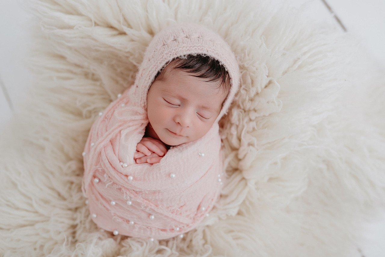 sessão newborn  com recem nascido enroladinho no wrap em estúdio com a fotografa Jucemara Hoffmann em Vacaria RS