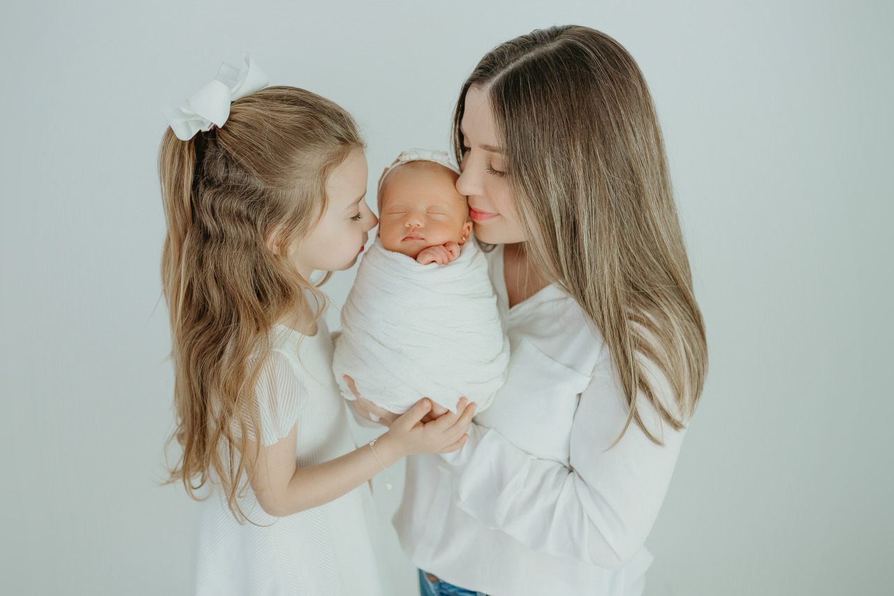 ENSAIO NEWBORN COM OS PAIS BEBE ENROLADINHO COM A FOTOGRAFA JUCEMARA HOFFMANN NO ESTÚDIO EM VACARIA RS