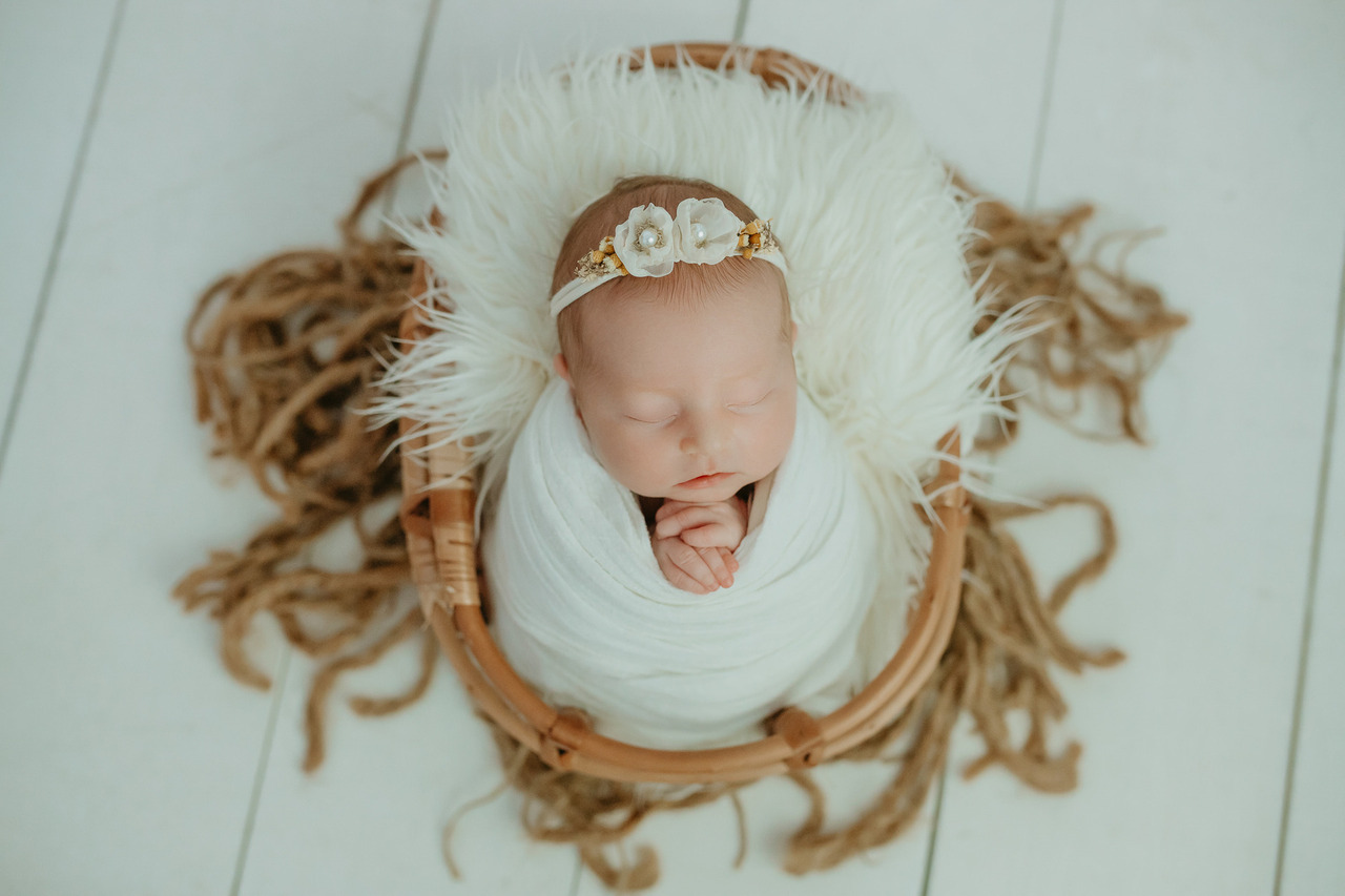 ensaio newborn menina no wrap sessão em estúdio com a fotografa Jucemara Hoffmann em Vacaria RS