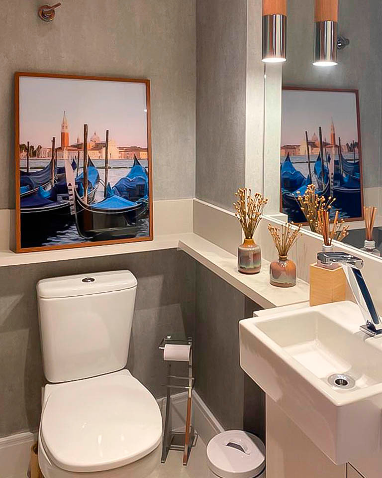 quadro apoiado para decorar lavabo