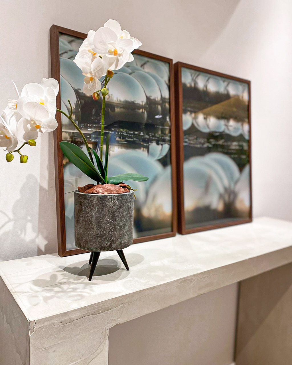 composição de quadros abstratos apoiados - arquitetura de interiores