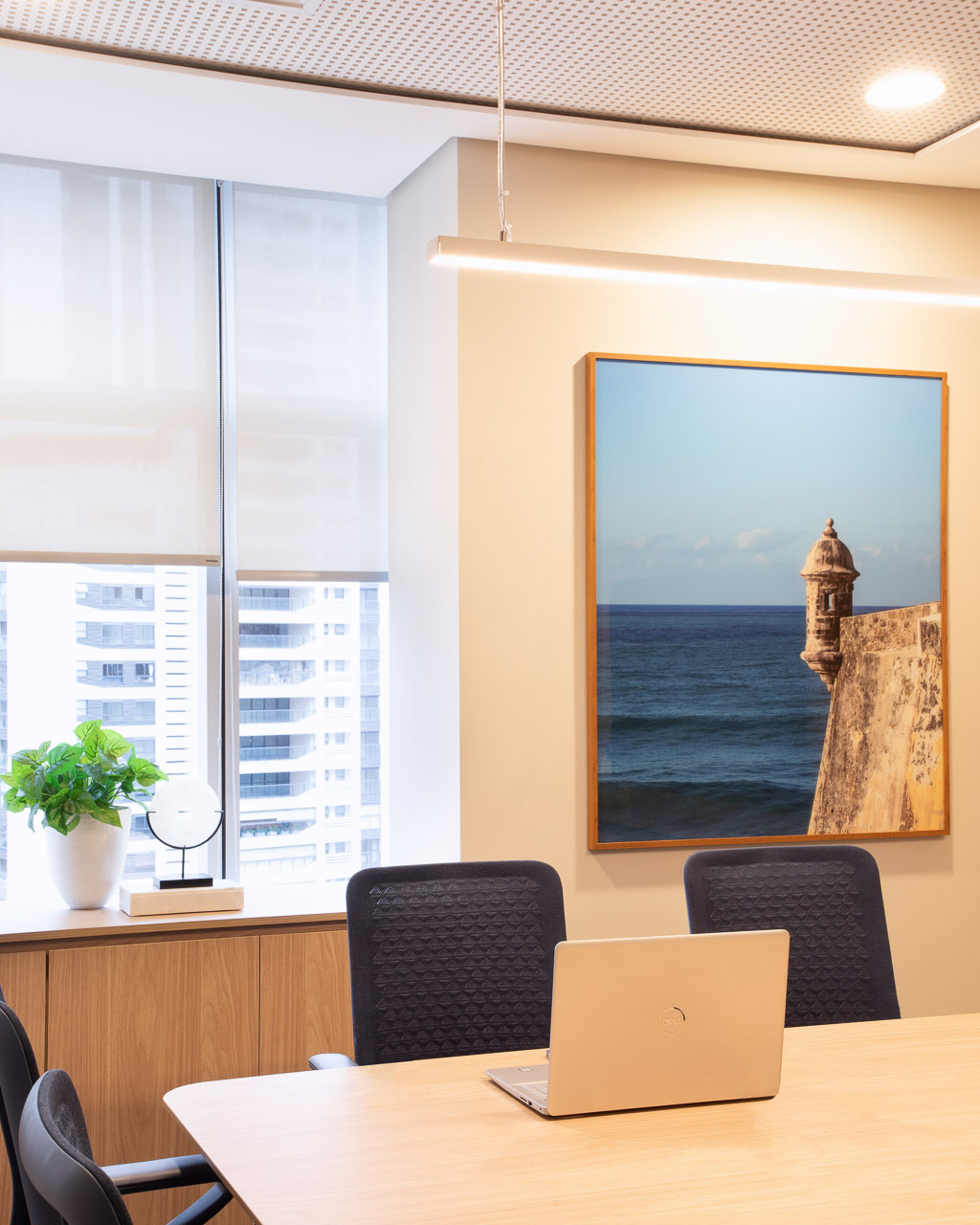 sala de reunião com quadro decorativo de mar