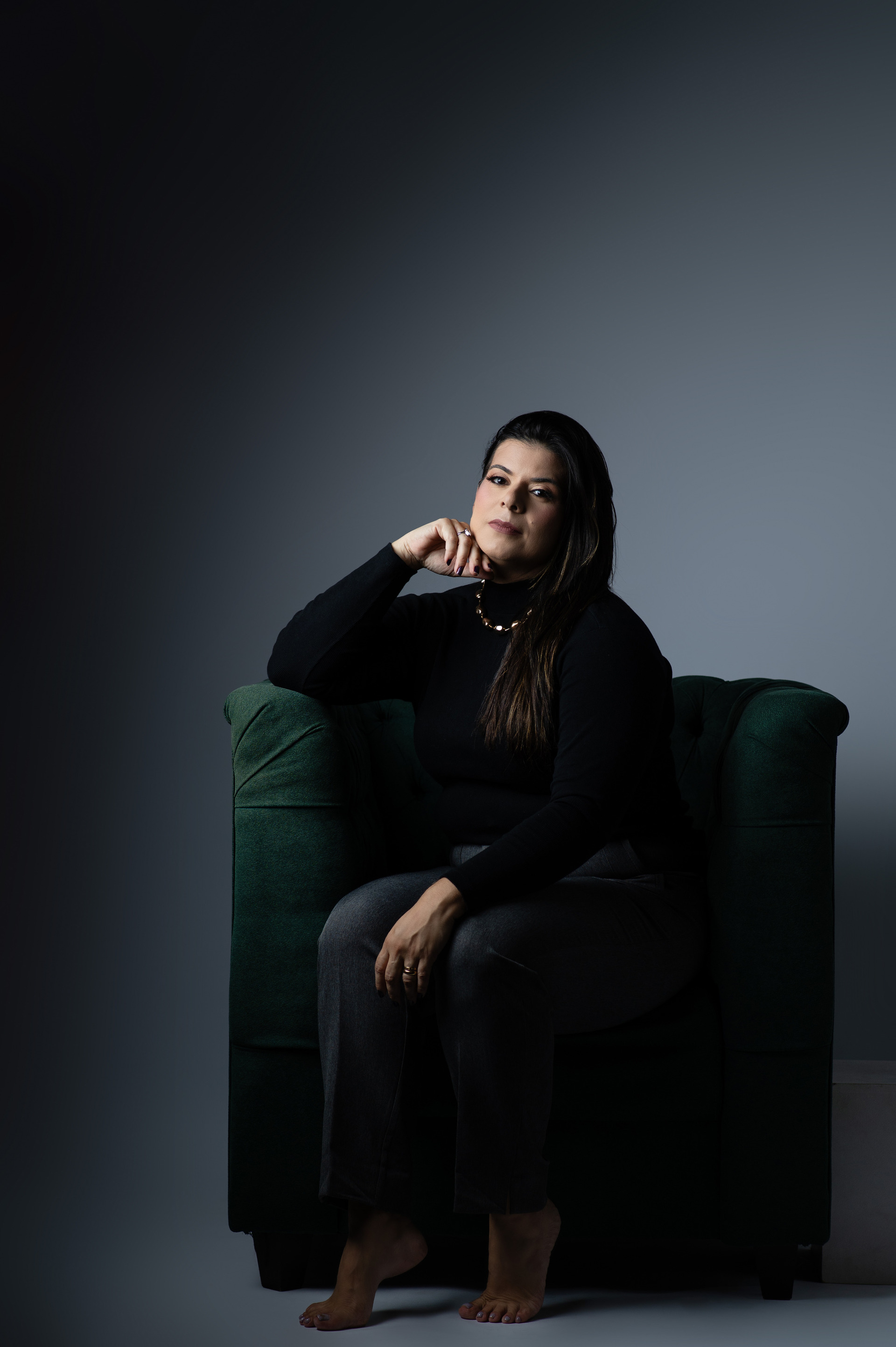 Sobre + Adicionar coluna O Que é Mi Vila Fotografia? Mi Vila Fotografia nasceu do desejo de transformar momentos simples em memórias afetivas que duram para sempre. Desde 2015 criamos experiências fotográficas leves, naturais e atemporais, celebrando o amor e a conexão entre famílias. Por trás das lentes está Miriam Vilaronga — formada em Rádio e TV, com MBA em Marketing, católica, casada e mãe do Samuel, da Lara e do Estêvão. Em 2013, a maternidade transformou sua forma de ver o mundo. Dois anos depois, Miriam deixou uma carreira em uma grande instituição financeira para se dedicar à família e à paixão pela fotografia. Desde então, tem se dedicado a registrar com sensibilidade e técnica os laços que tornam cada família única. Na Mi Vila, cada ensaio é preparado com cuidado, responsabilidade e amor, para que cada clique conte uma história — a sua. ✨