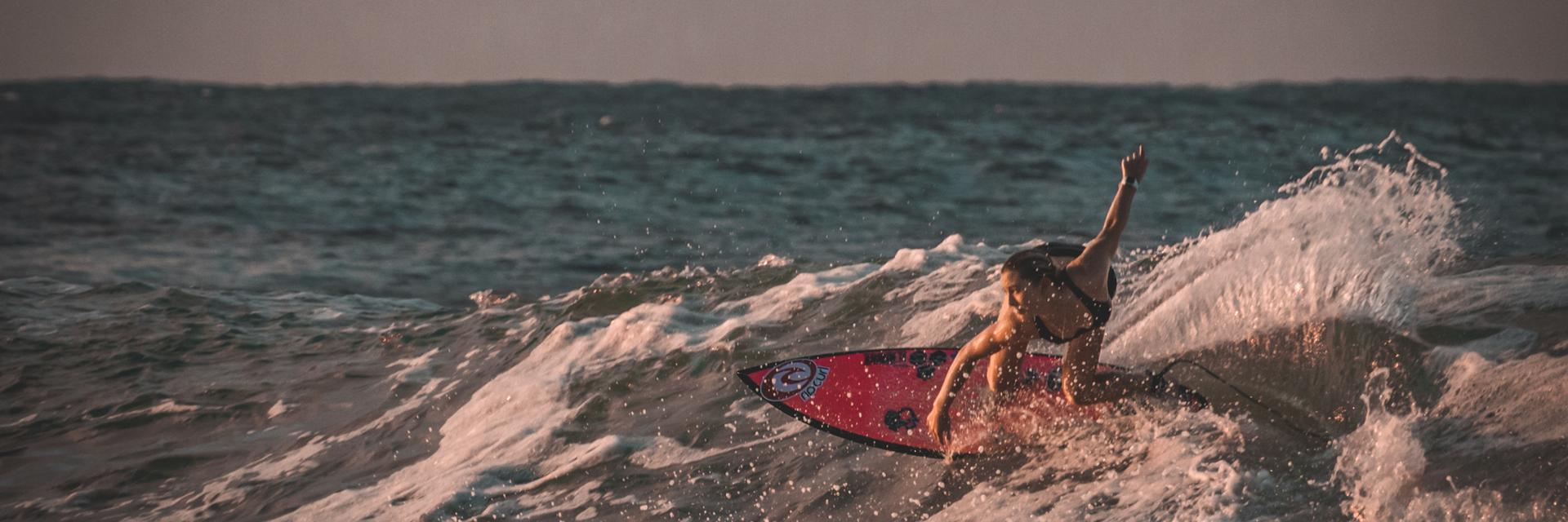 Mulher surfando fazendo um cutback