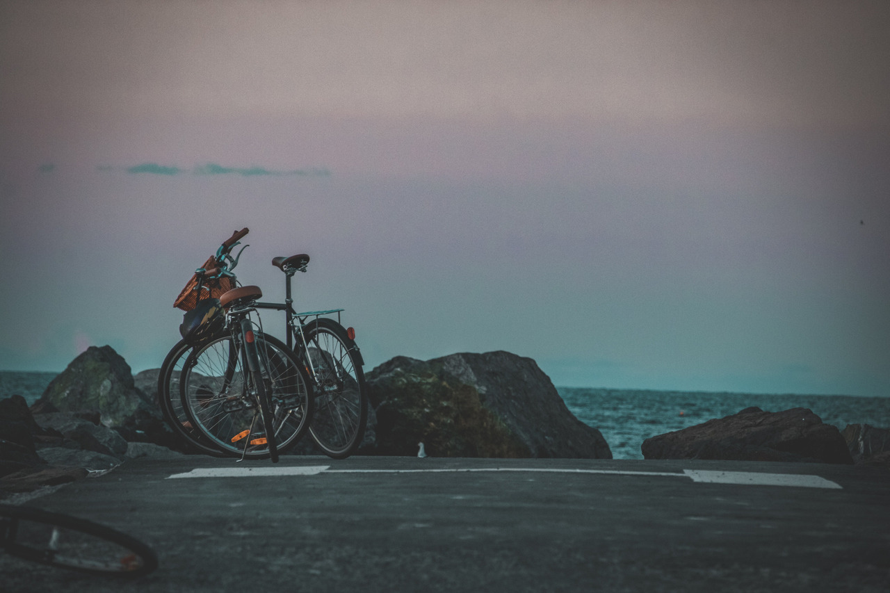 Duas bicicletas paradas de frente ao mar