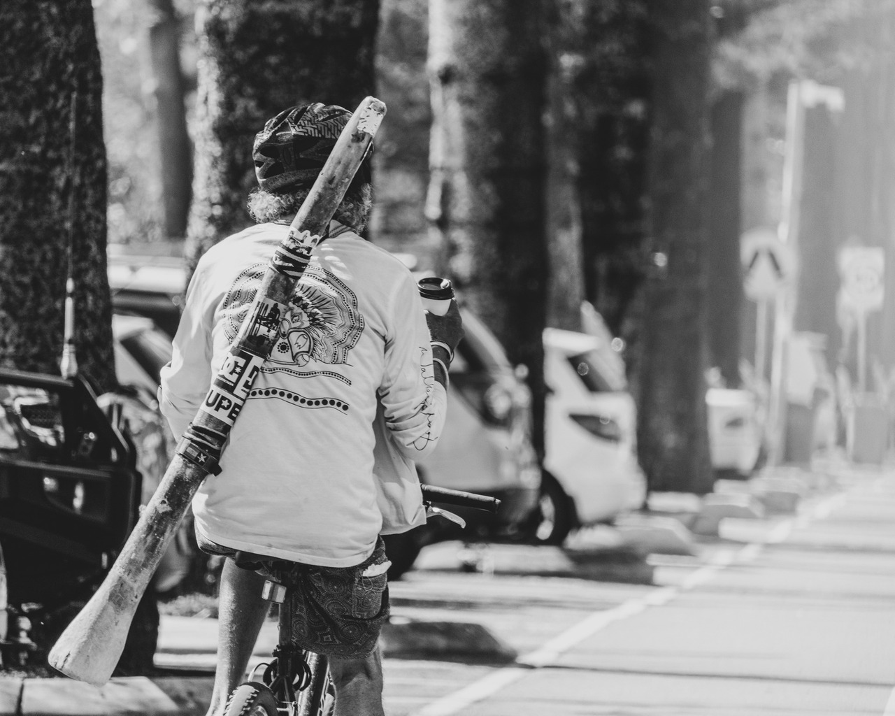 man didgeredoo ride bike coastal city homem instrumento andando bicicleta preto e branco black and white photography fotografia