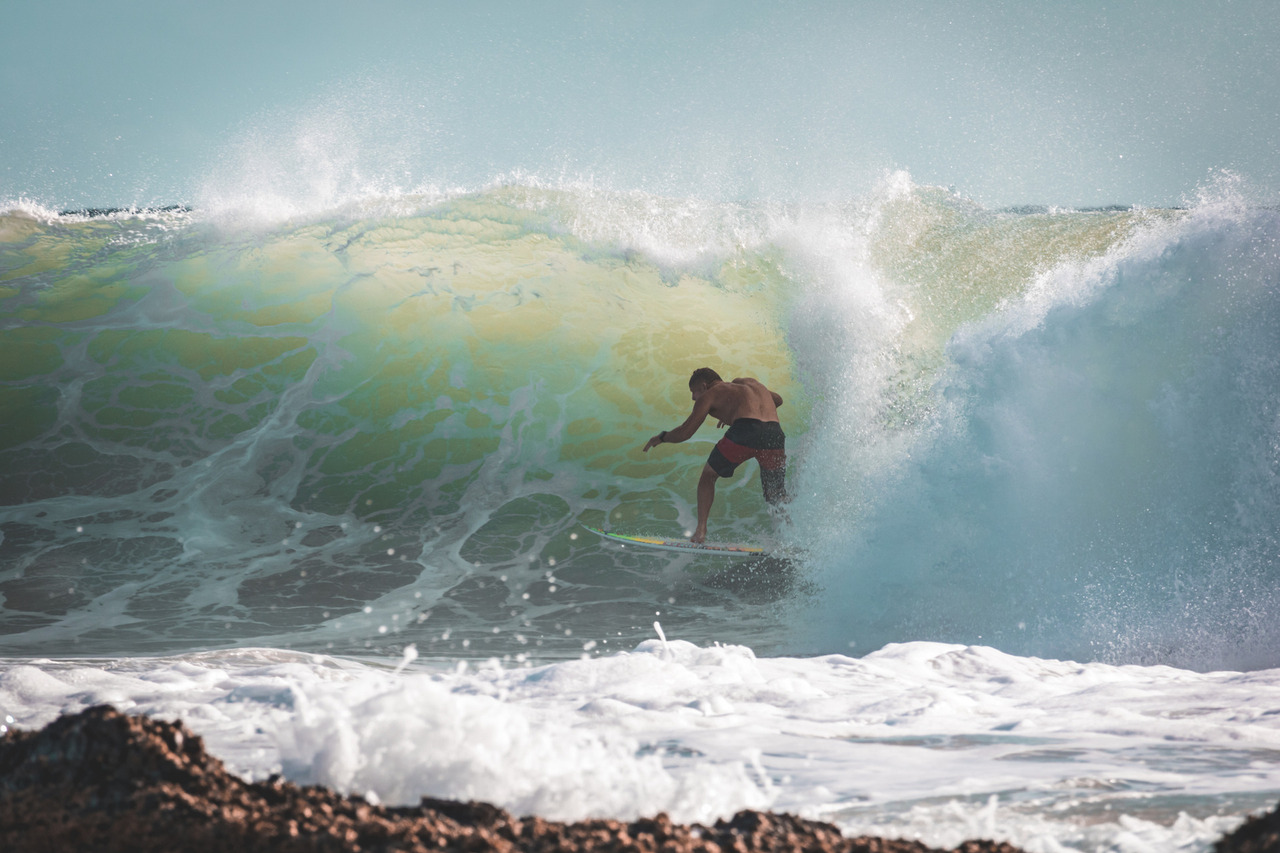 Mick Fanning surfando em Snapper Rocks, Coolangatta, Australia