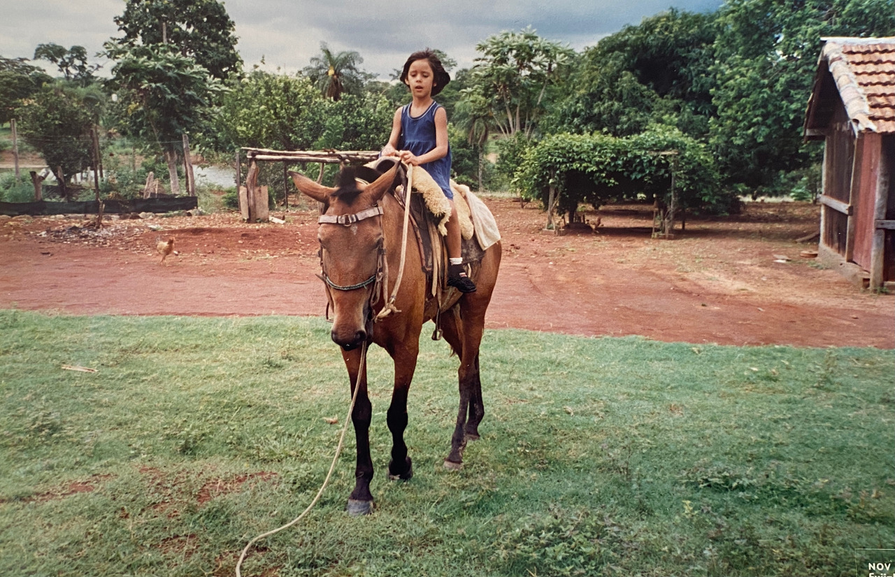 garota andando de cavalo em fazenda