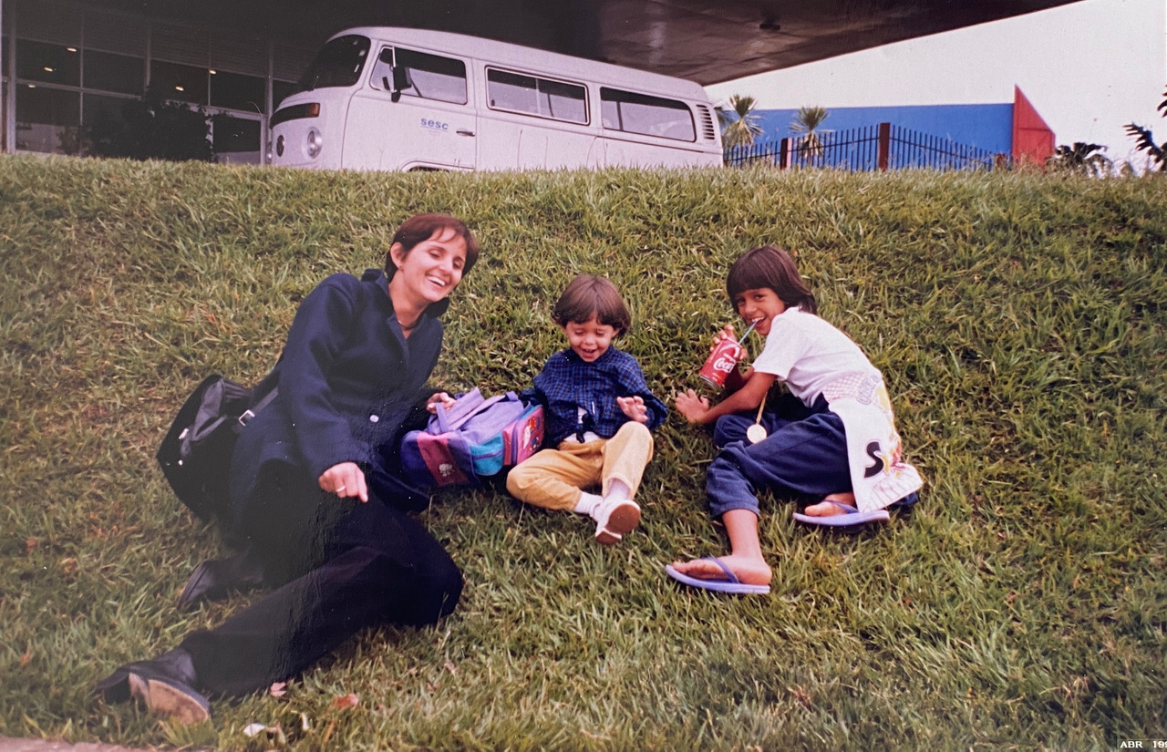 familia juntas celebrando vitoria da filha na natação 