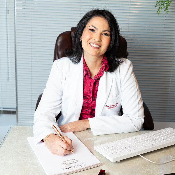 foto corporativa de médica no consultório