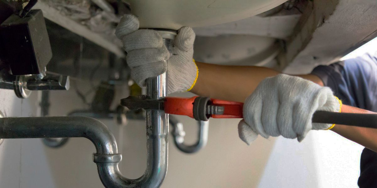 Profissional trabalhando na Desentupidora em Barueri