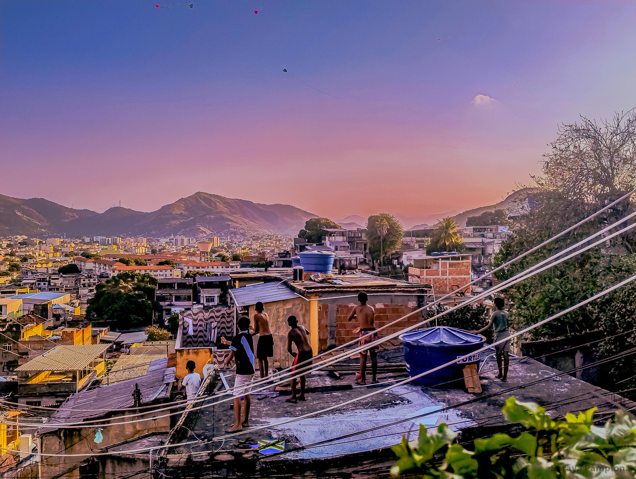 Infância raiz na favela do RJ