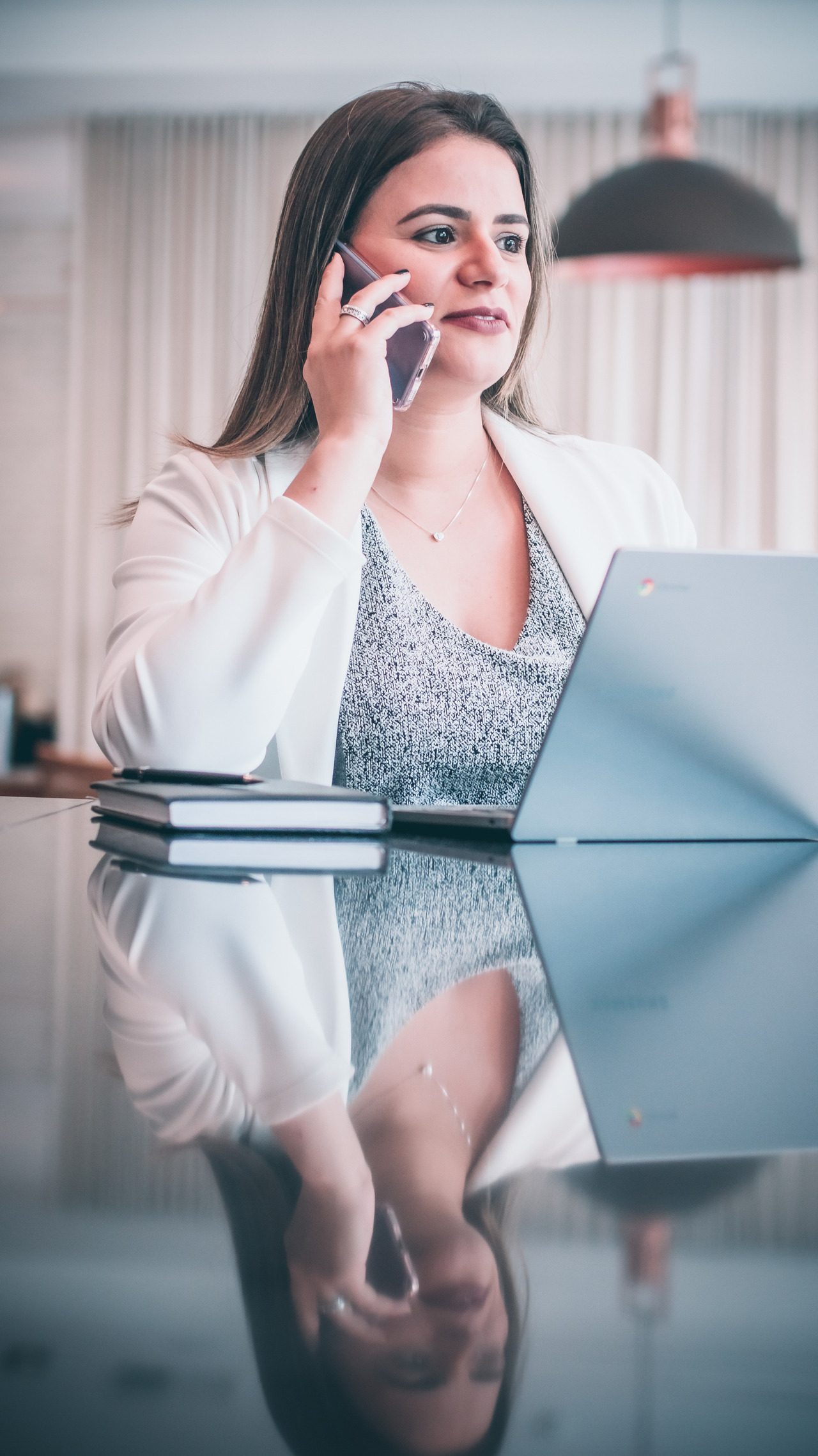  uma pessoa sorrindo para a câmera enquanto segura um celular
