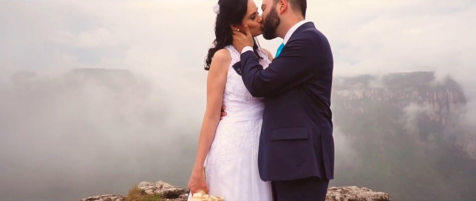 Casal se beijando em filmagem de casamento nos Cânions Gaúchos com névoa cobrindo parte do fundo