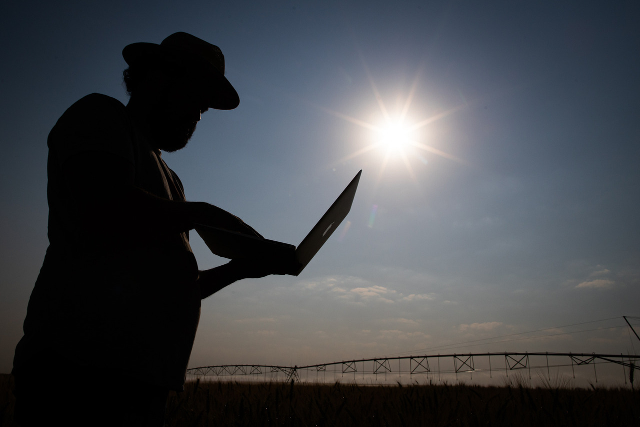 tecnologia no campo drone leptop irrigação foto Wenderson araujo Agencia Trilux  Maior fotografo do agronegocio brasileiro01