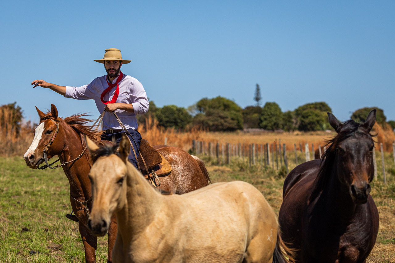 Gaúcho em sua propriedade rural, andando a cavalo. Foto: Wenderson Araujo/Trilux Fotógrafo do Agro