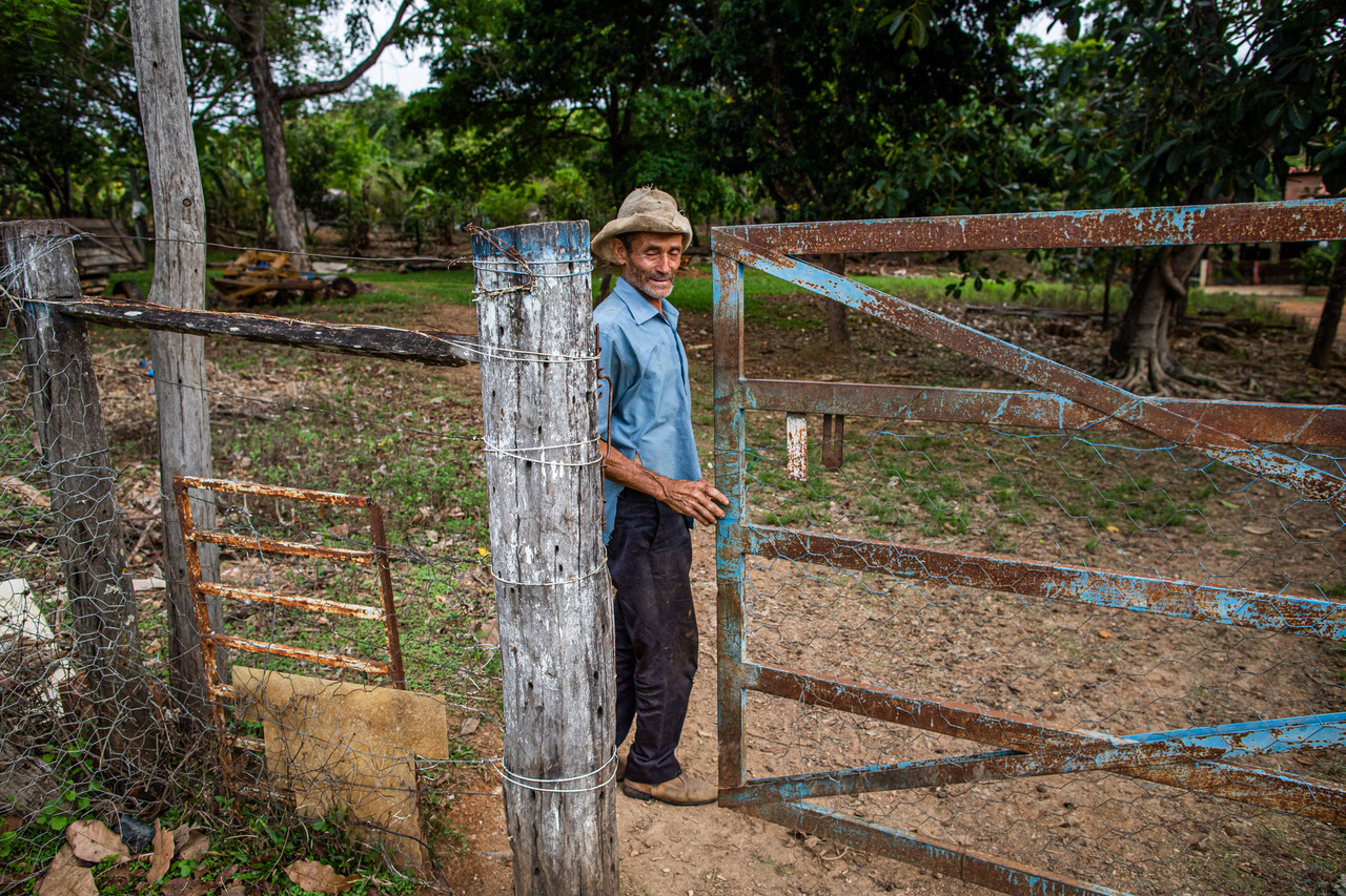 Trabalhador rural na porteira de sua chácara. Foto: Wenderson Araujo/Trilux - Fotógrafo do agro brasileiro