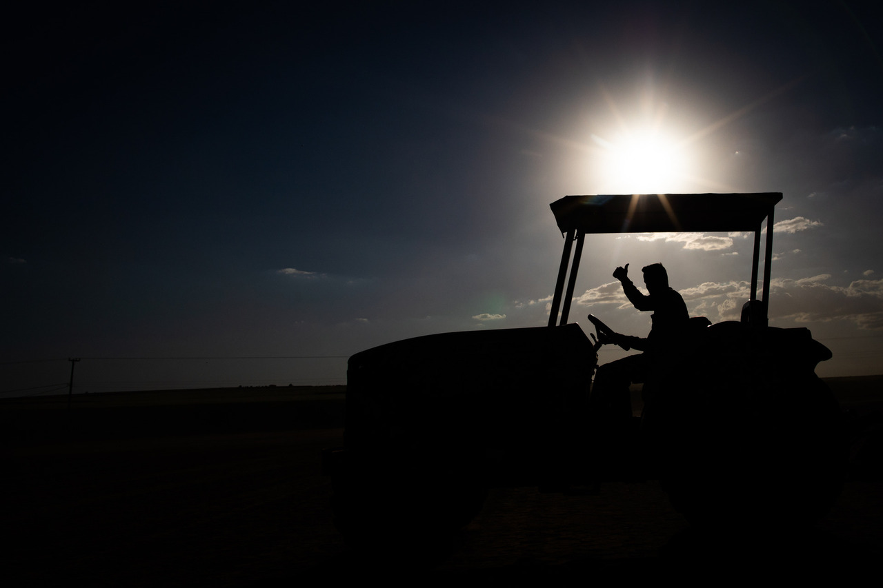 Tratorista no seu fim do dia. Foto: Wenderson Araujo/Trilux Fotógrafo do Agro