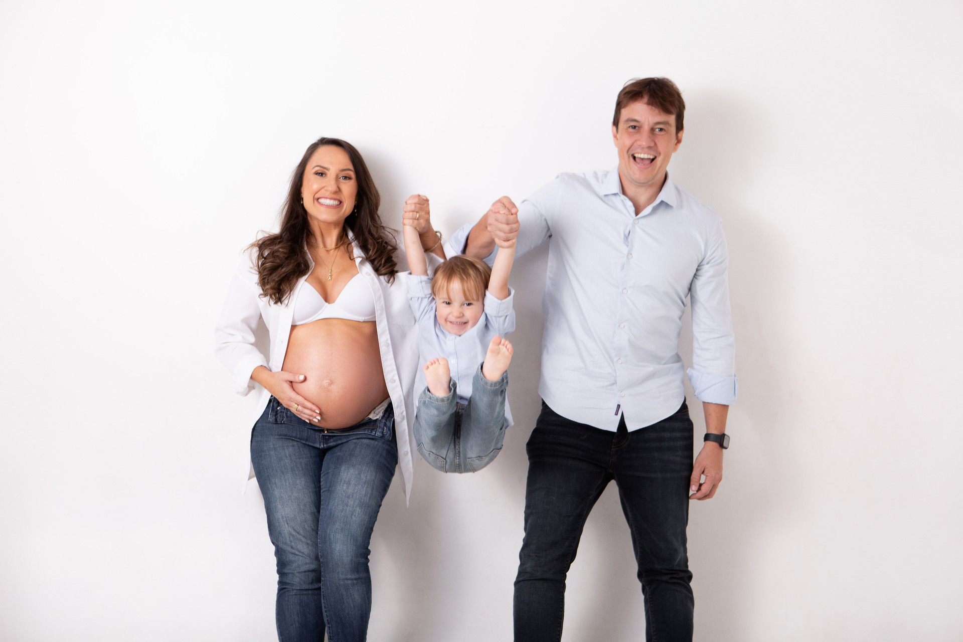 Lindas curvas da mamãe gestante em ensaio no estúdio