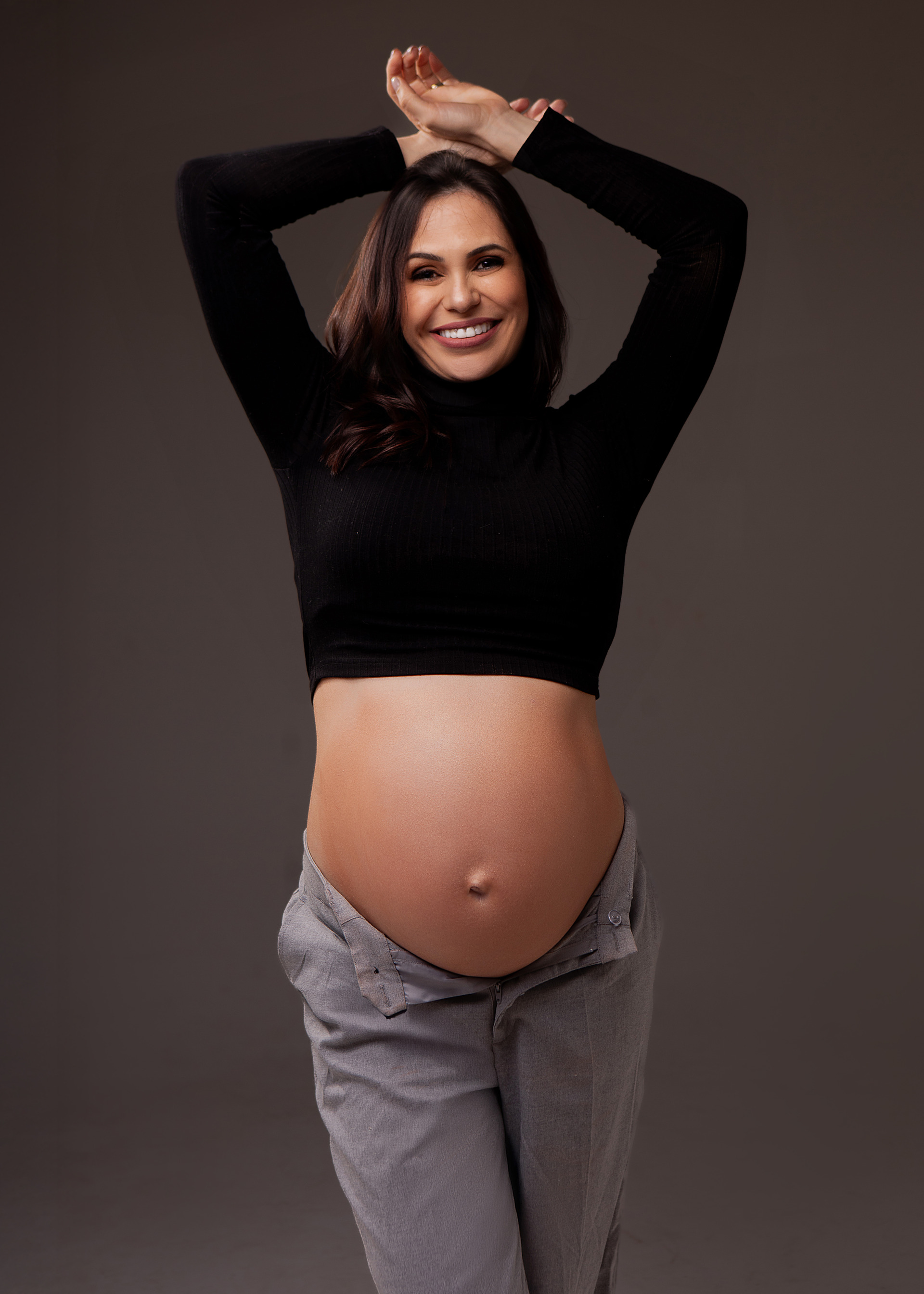 Lindas curvas da mamãe gestante em ensaio no estúdio