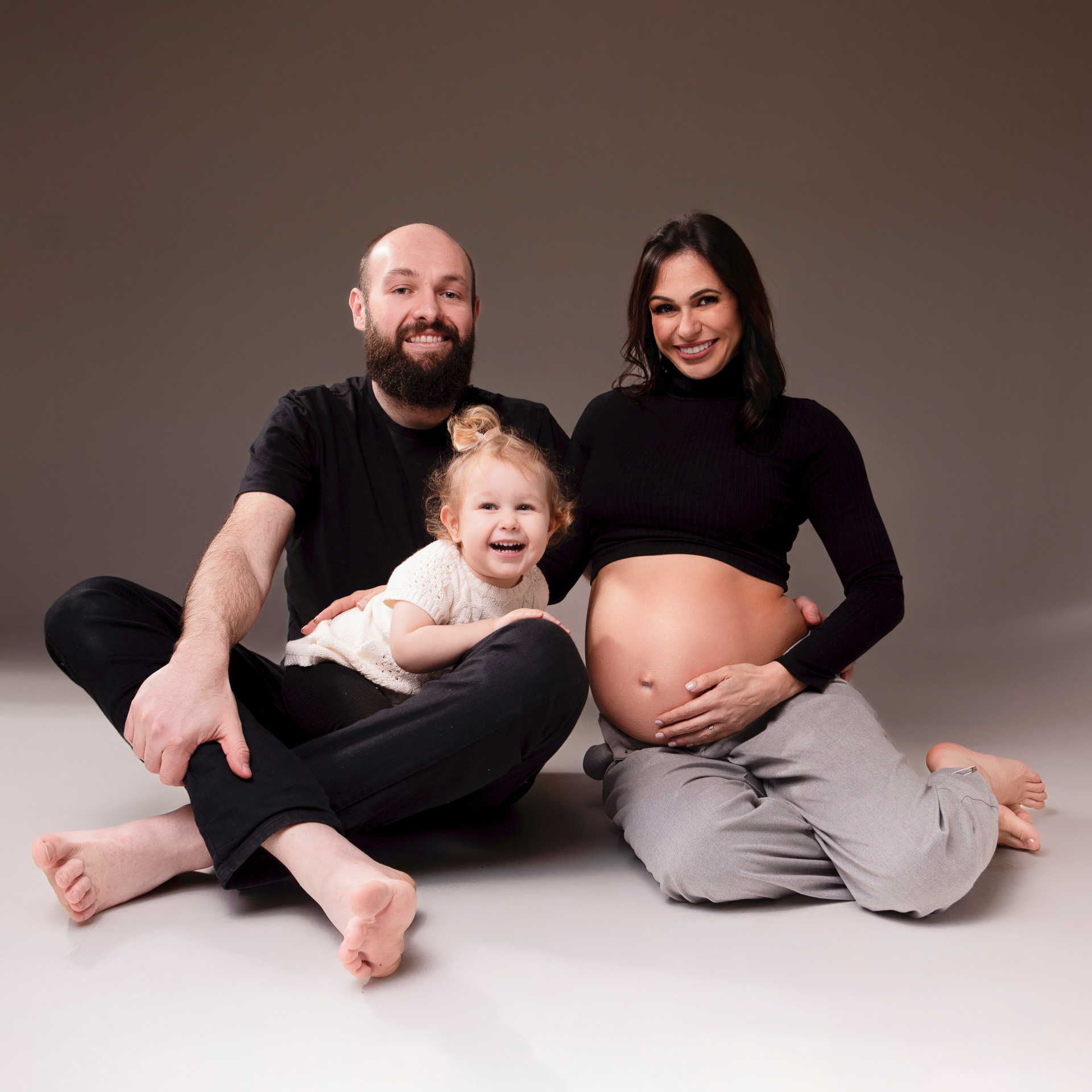 Fotos da gestante Djeni em estudio deitada na escada