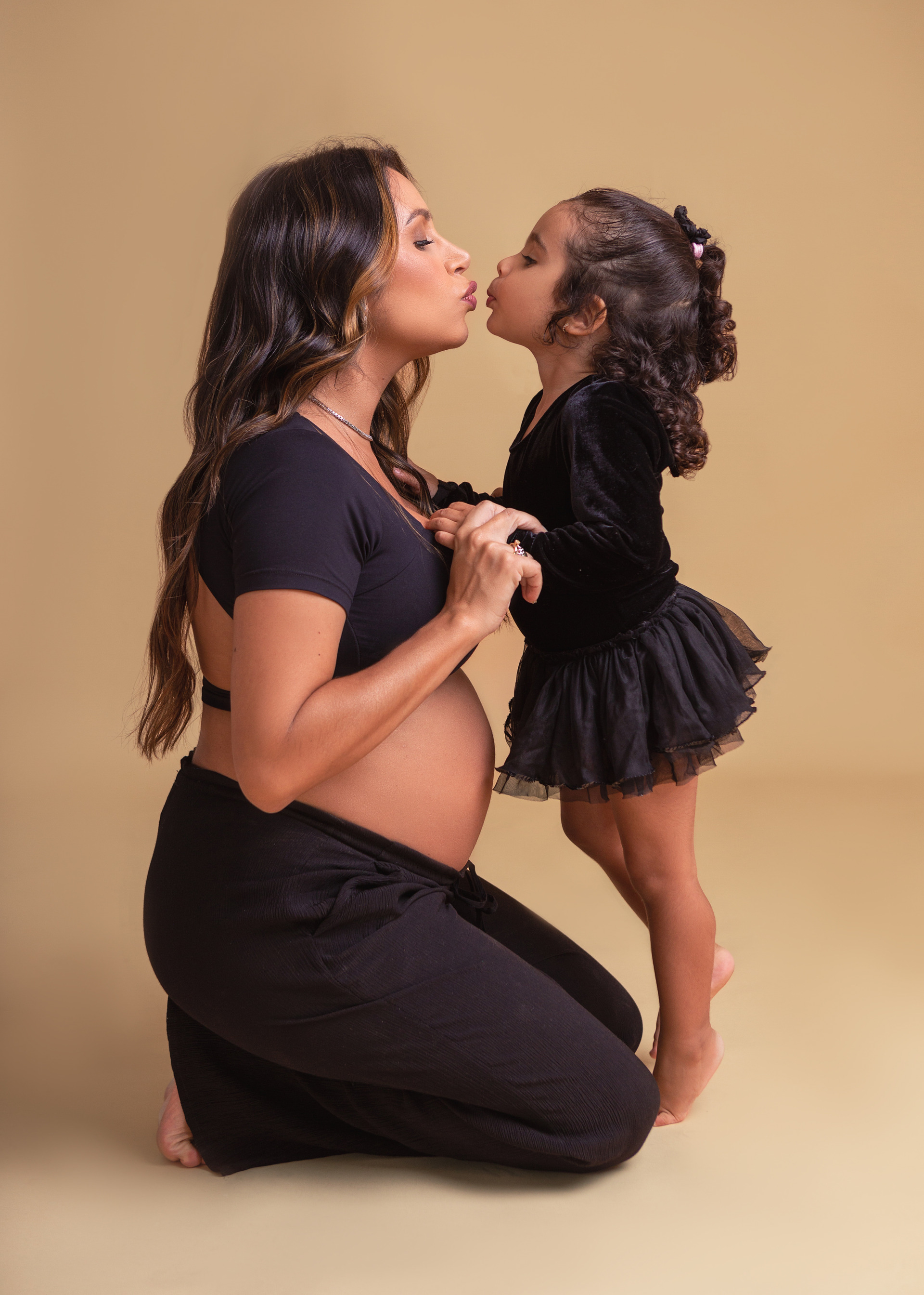 Lindas curvas da mamãe gestante em ensaio no estúdio