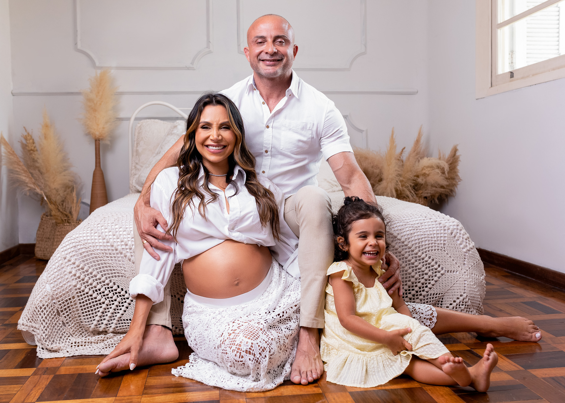 Fotos da gestante Djeni em estudio deitada na escada