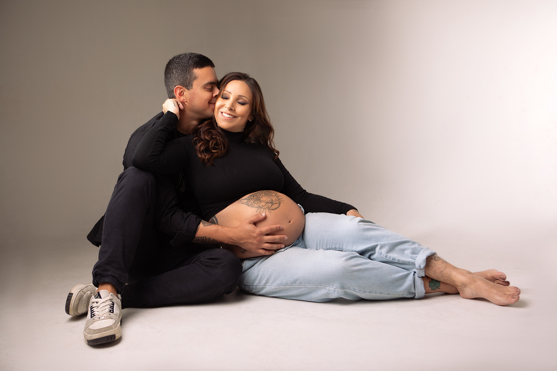 Fotos da gestante Djeni em estudio deitada na escada