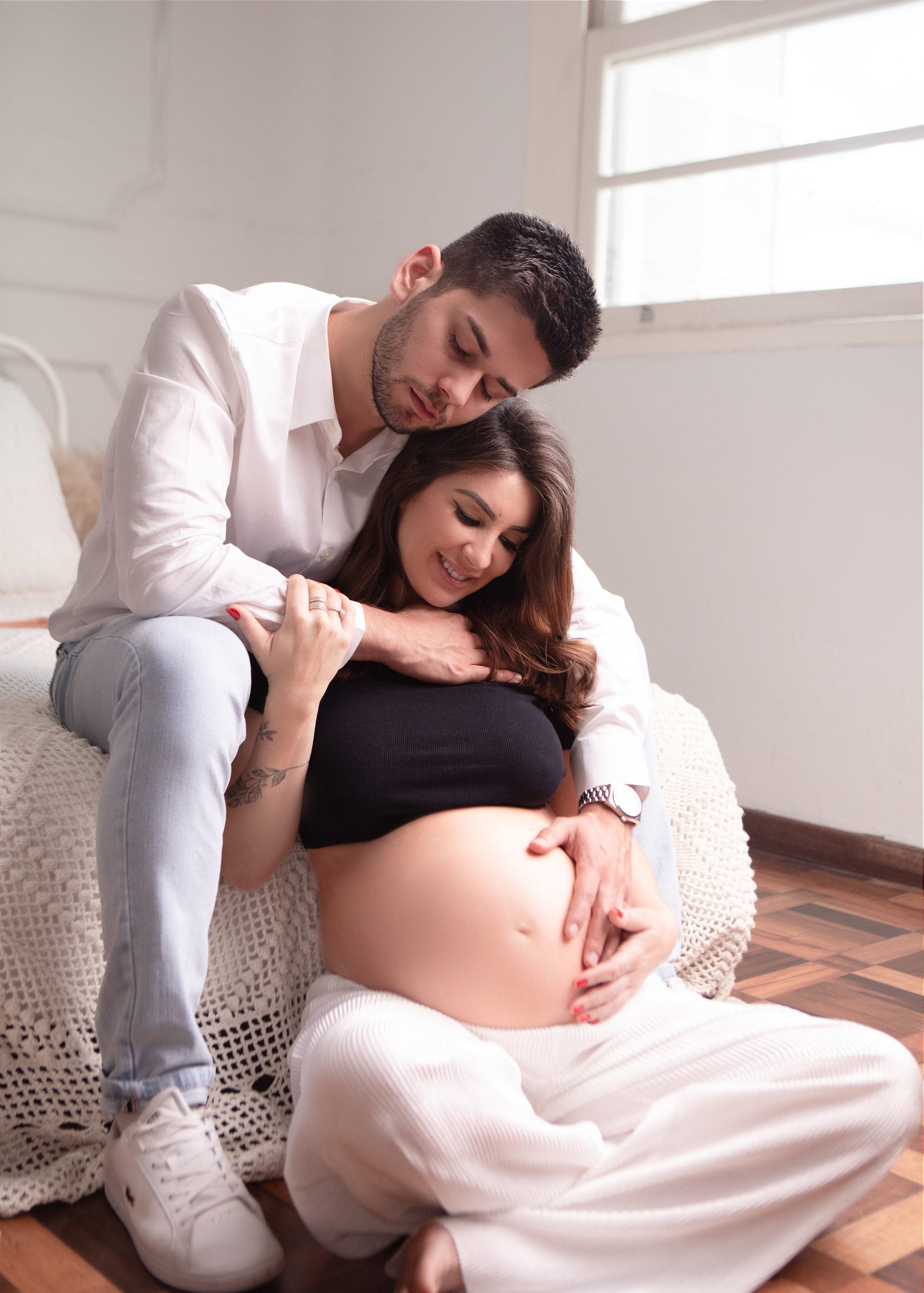Fotos da gestante Djeni em estudio deitada na escada