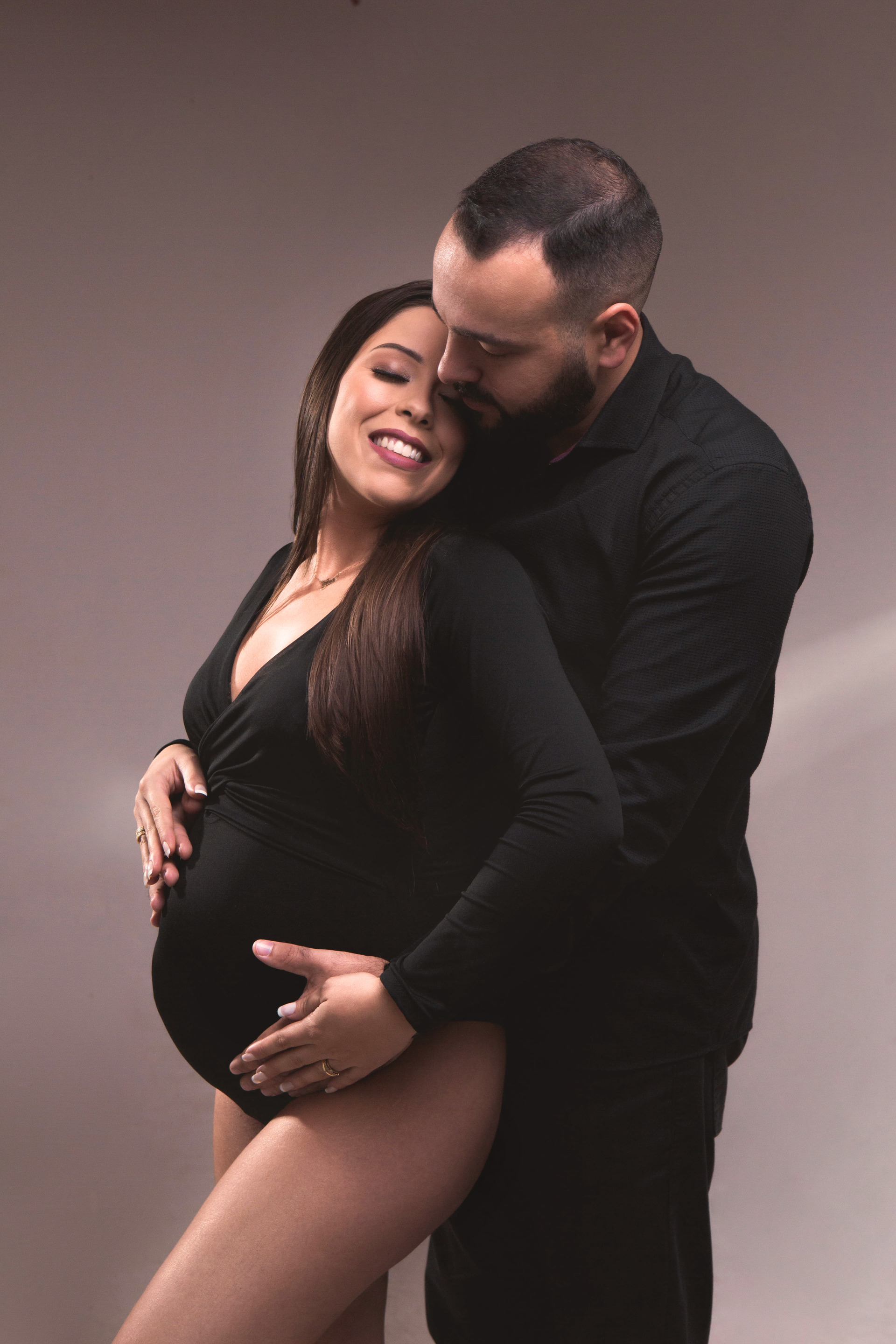 Ensaio gestante com chapeu deitada na caixa