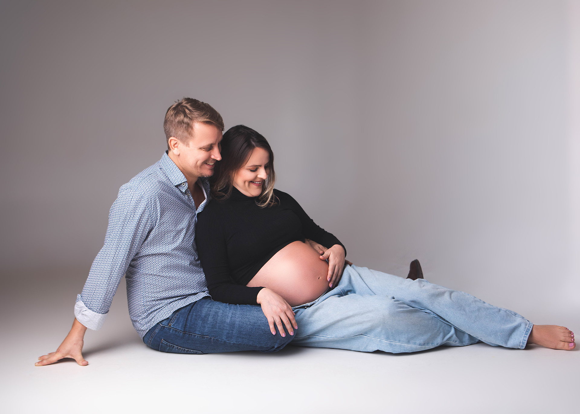 Lindas curvas da mamãe gestante em ensaio no estúdio