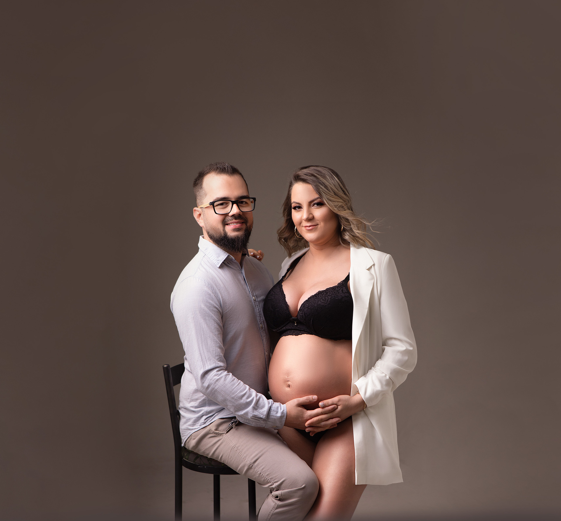 Lindas curvas da mamãe gestante em ensaio no estúdio