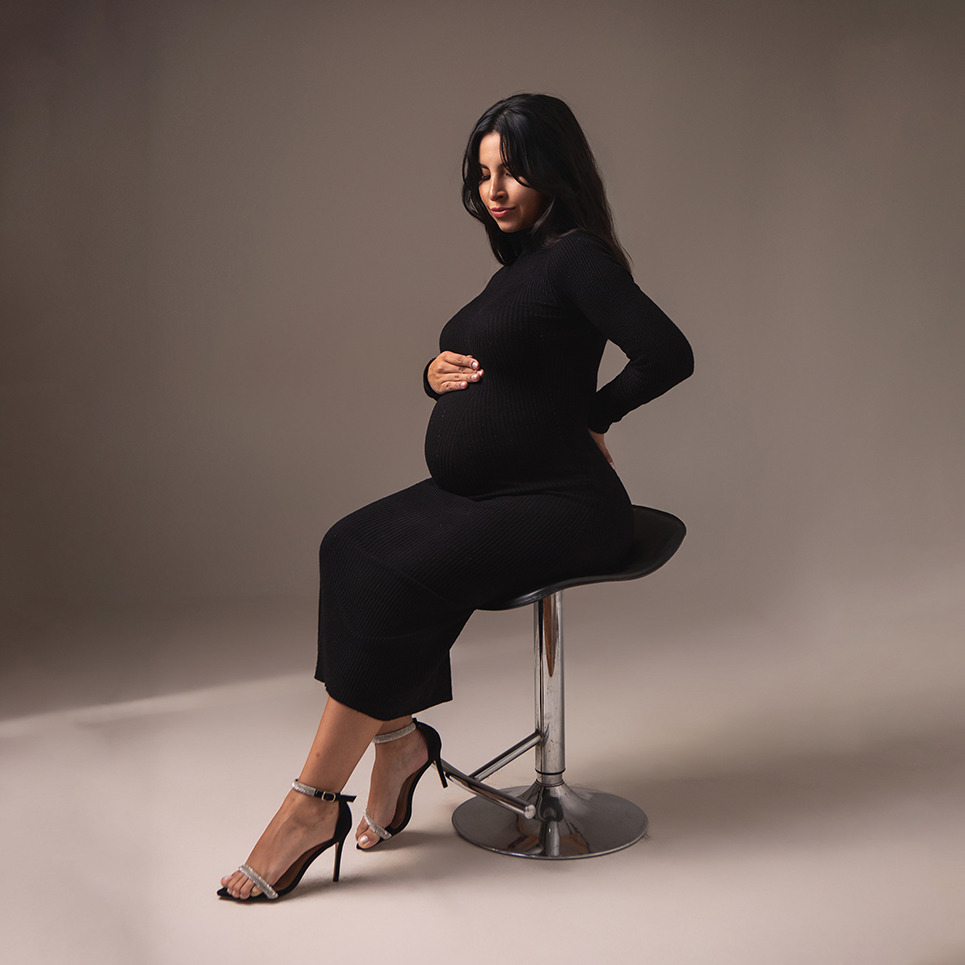 Ensaio gestante com chapeu deitada na caixa