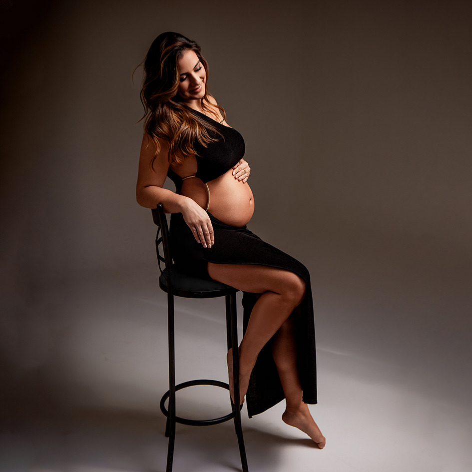 Lindas curvas da mamãe gestante em ensaio no estúdio